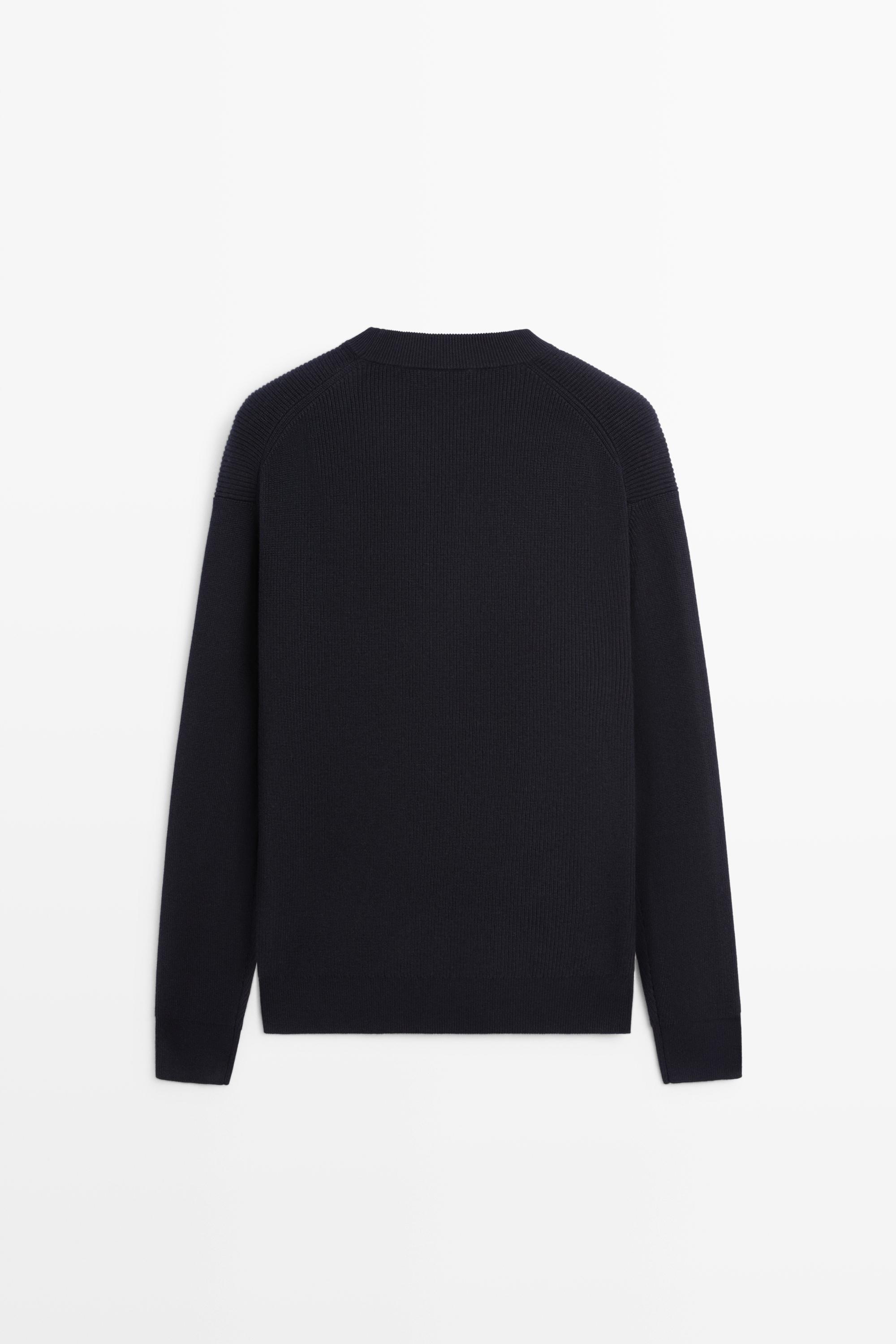 Round neck knit sweater